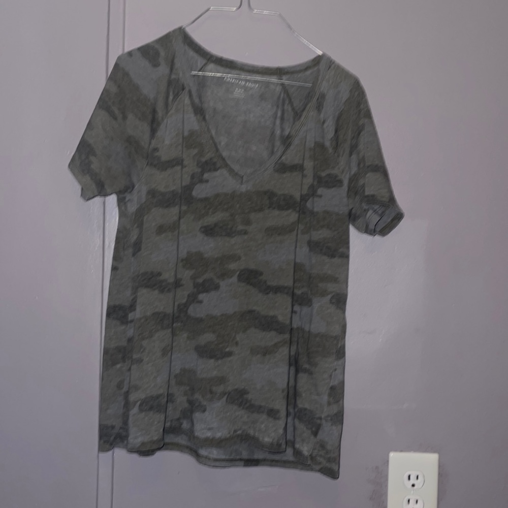 American Eagle v neck tee